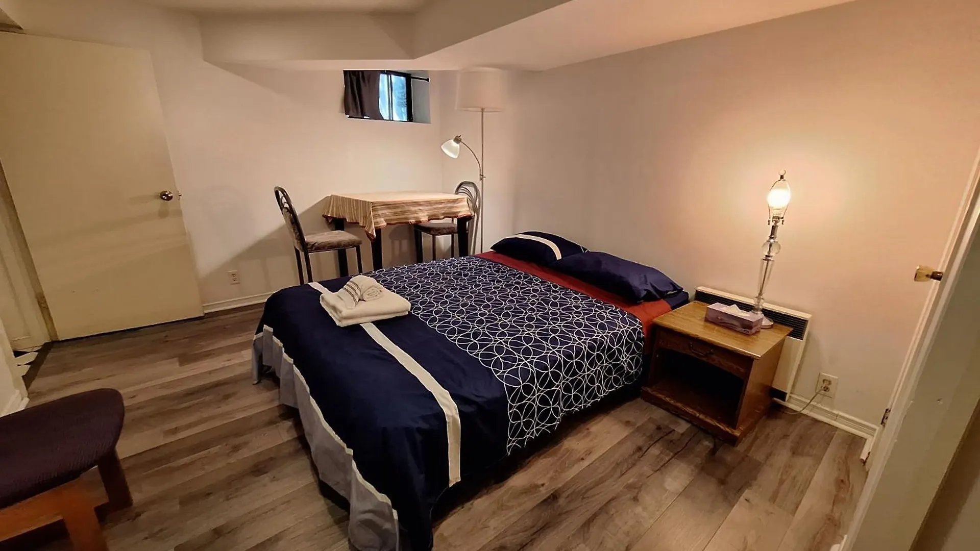 Midtown Toronto Next To Subway Line 1 Apartman Kanada
