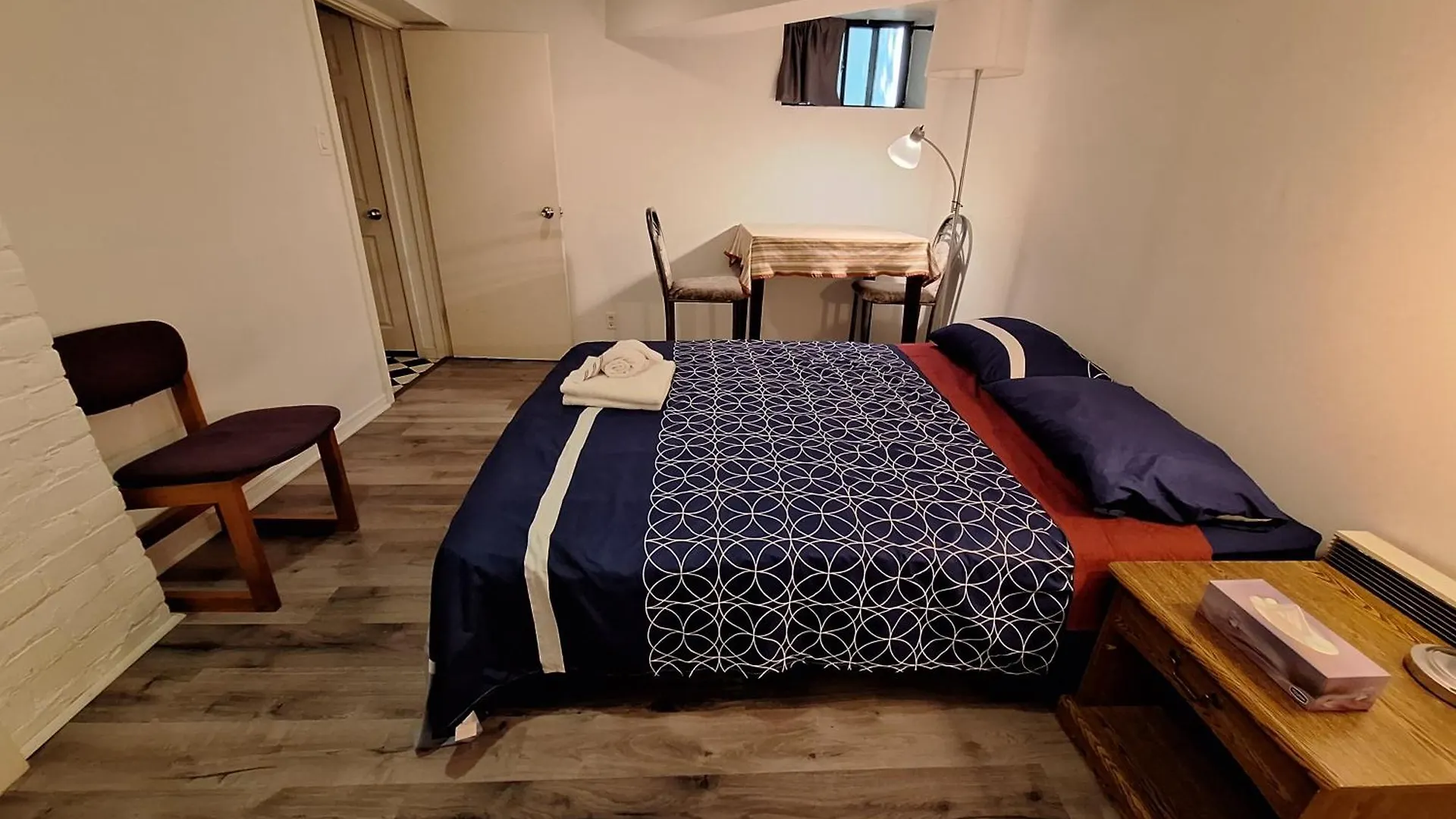 Midtown Toronto Next To Subway Line 1 Apartman Homestay szállás